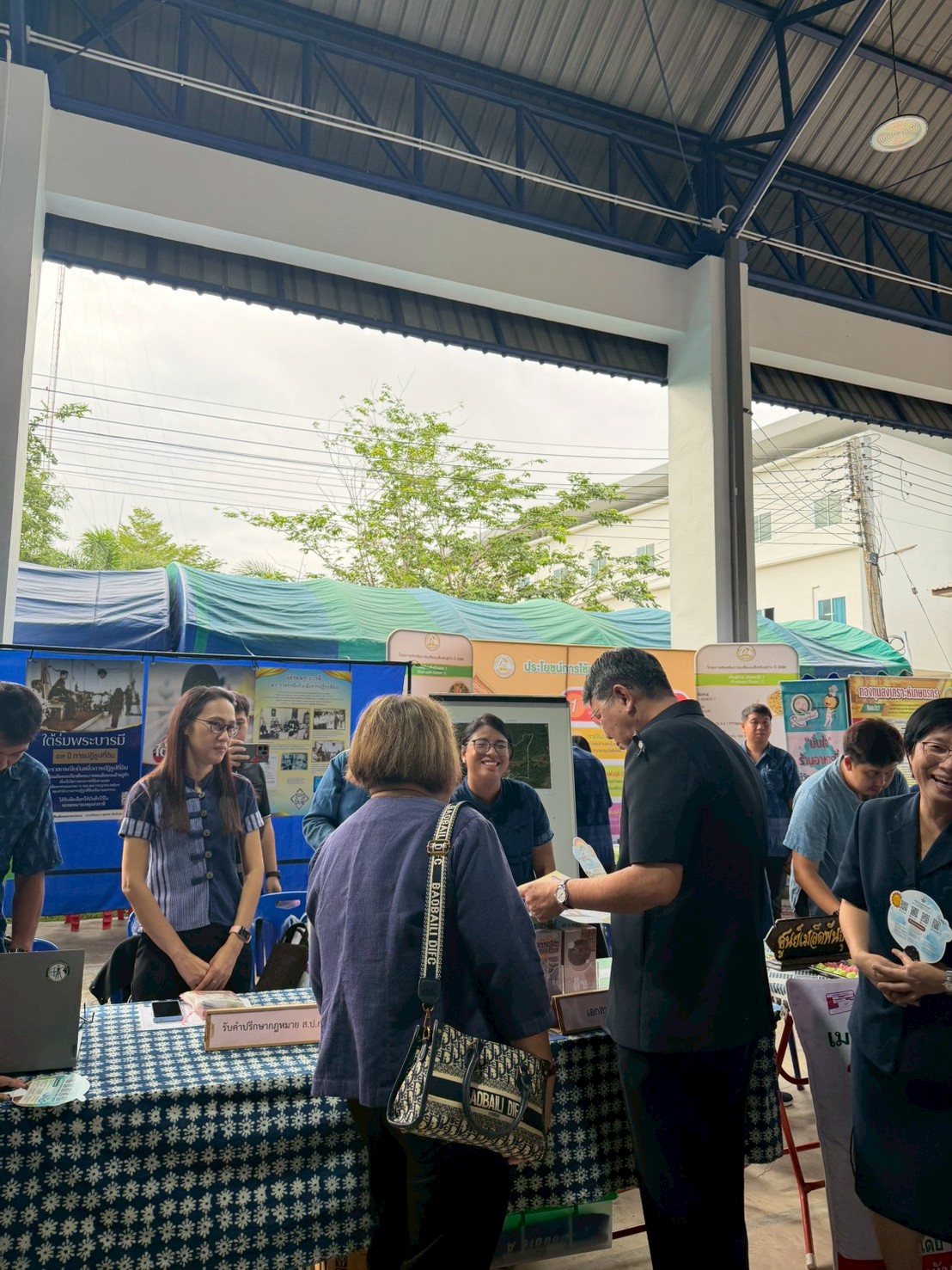 title - ส.ป.ก.แพร่ ร่วมจัดคลินิกเกษตรเคลื่อนที่ ให้บริการประชาชน เพื่อให้บริการ แบบครบวงจรและพัฒนาศักยภาพเกษตรกรในพื้นที่อำเภอร้องกวาง